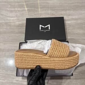 Marc fisher daylin flatform sandal